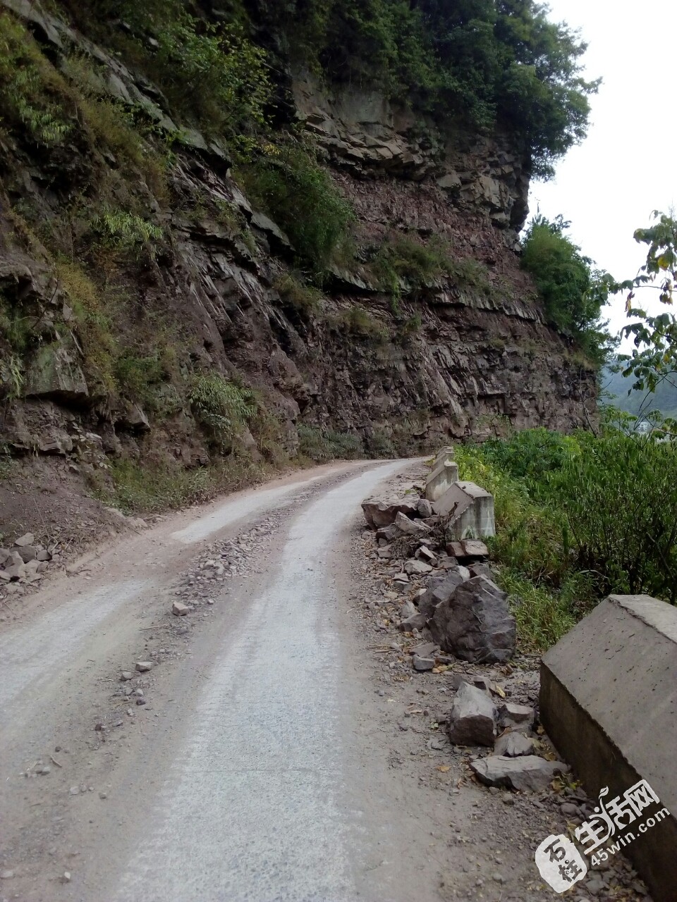 【城事】六塘乡汇龙公路红岩段,常有碎石脱落,好危险!